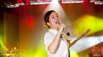 Hồng Nhung mặc quần bò rách lên sân khấu